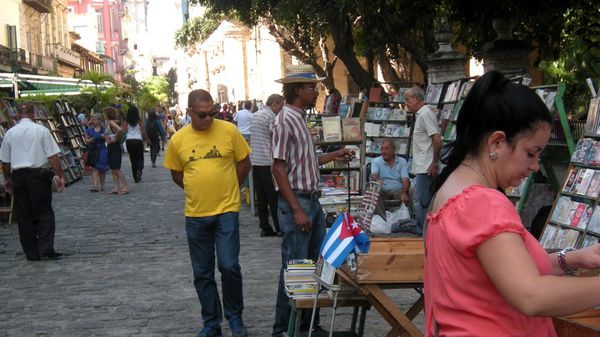 leer libro cubano